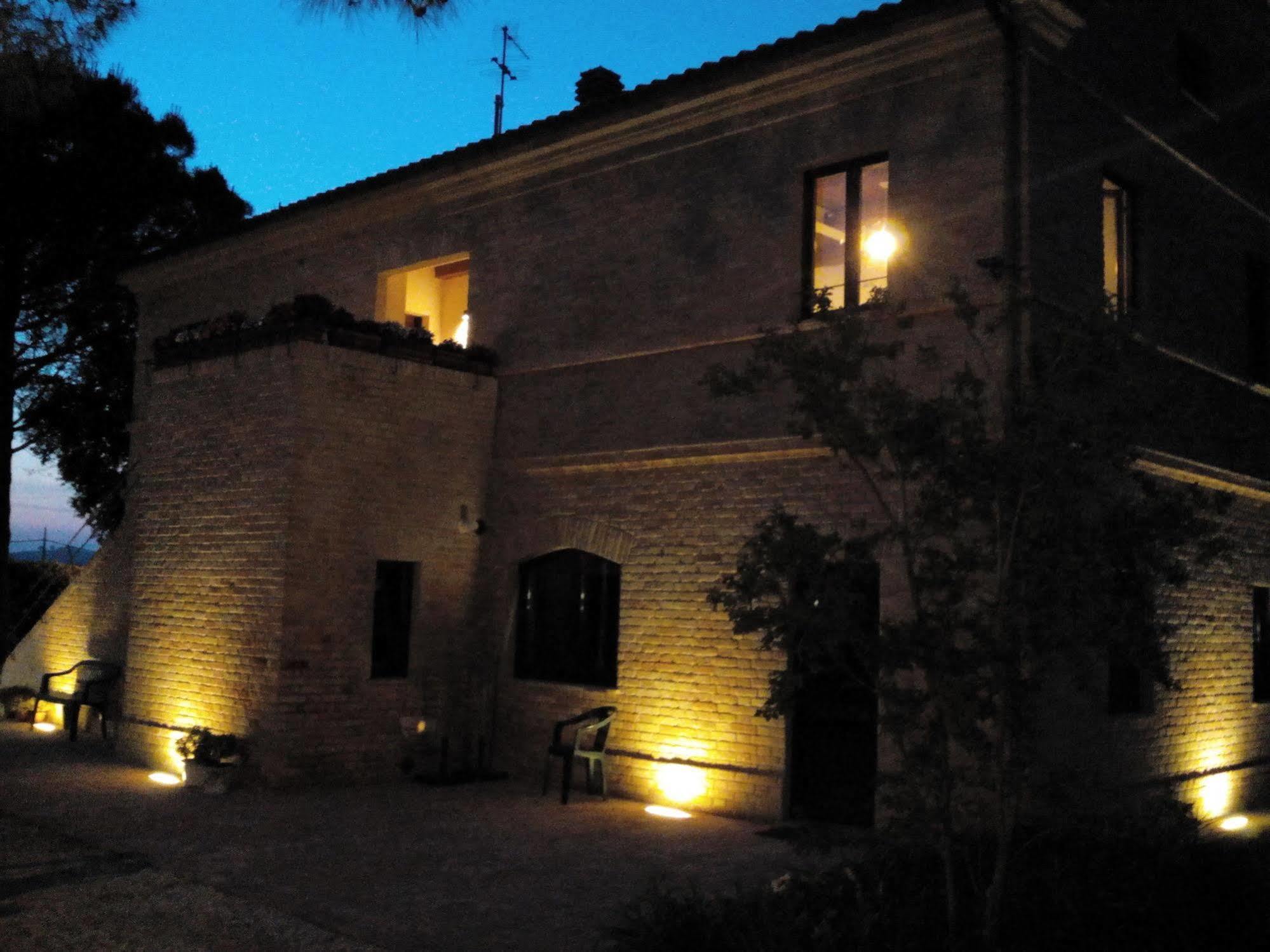 Гостьовий будинок Agriturismo La Fonte Di San Girio Потенца-Пічена Екстер'єр фото